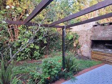 CASA EN 2 PLANTAS C/ COCHERA CUBIERTA FONDO LIBRE