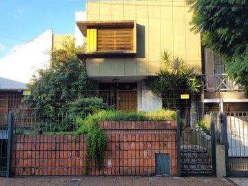 CASA EN 2 PLANTAS C/ COCHERA CUBIERTA FONDO LIBRE