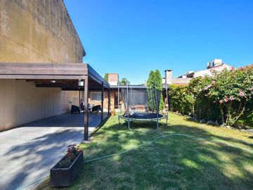 CASA 4 AMBIENTES CON GRAN PARQUE TOMA PERMUTA