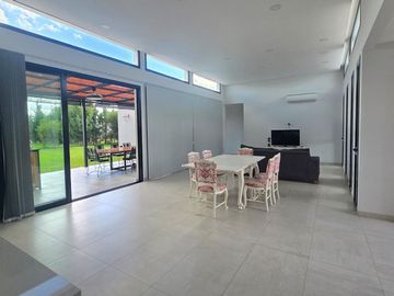 VENTA CASA 5 AMBIENTES BARRIO LA ALAMEDA  ESTRENAR