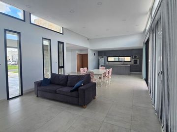 VENTA CASA 5 AMBIENTES BARRIO LA ALAMEDA  ESTRENAR