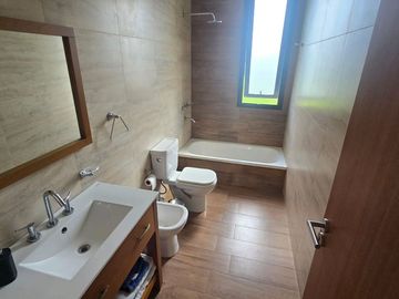 VENTA CASA 5 AMBIENTES BARRIO LA ALAMEDA  ESTRENAR