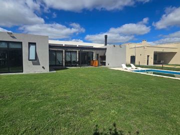 VENTA CASA 5 AMBIENTES BARRIO LA ALAMEDA  ESTRENAR