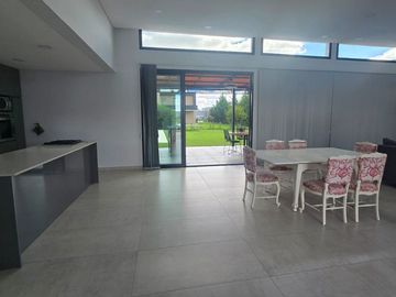 VENTA CASA 5 AMBIENTES BARRIO LA ALAMEDA  ESTRENAR