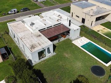 VENTA CASA 5 AMBIENTES BARRIO LA ALAMEDA  ESTRENAR