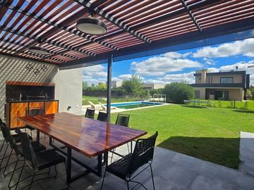 VENTA CASA 5 AMBIENTES BARRIO LA ALAMEDA  ESTRENAR