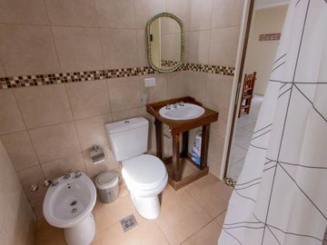 VENTA CASA + 3 DEPARTAMENTOS ORIENTADO A RENTA