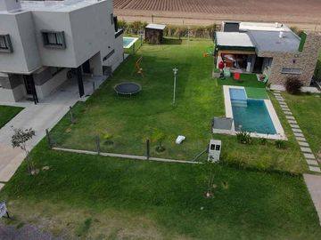 CASA 2 DORMITORIOS  -  MÁS LOTE 300M2 BRISANOVA