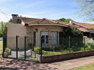 Casa en Burzaco 4 dorm, 2 cocinas y parrilla!!!