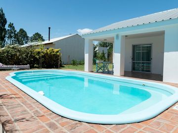 VENTA CUATRO CABAÑAS CON QUINCHO Y PILETA