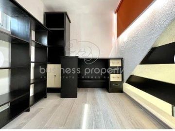 En Venta Hermosa casa de tres niveles, con excelente ubicación.