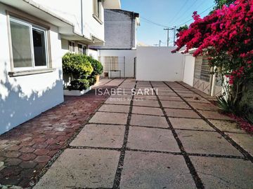 CASA EN VENTA EN JURICA