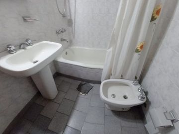 VENTA CASA MULTIFAMILIAR CON PATIO, SAN JUSTO