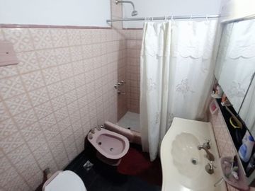 VENTA CASA MULTIFAMILIAR CON PATIO, SAN JUSTO