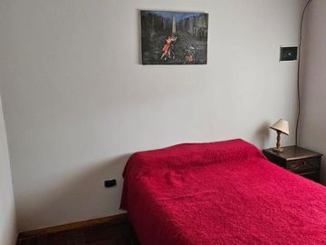 CASA 4 AMB.  EN VENTA CON JARDÍN Y COCHERA