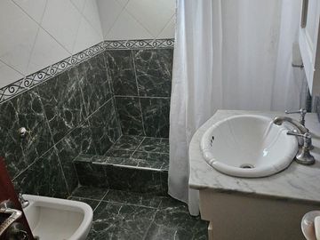 CASA 4 AMB.  EN VENTA CON JARDÍN Y COCHERA