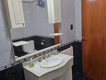 CASA 4 AMB.  EN VENTA CON JARDÍN Y COCHERA