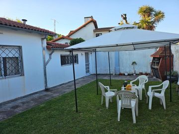 CASA 4 AMB.  EN VENTA CON JARDÍN Y COCHERA