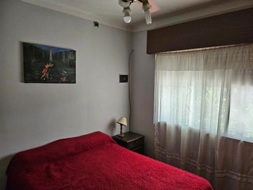 CASA 4 AMB.  EN VENTA CON JARDÍN Y COCHERA