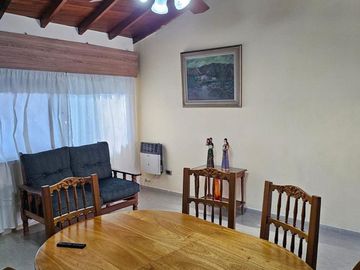CASA 4 AMB.  EN VENTA CON JARDÍN Y COCHERA