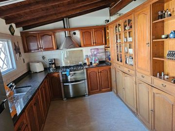 CASA 4 AMB.  EN VENTA CON JARDÍN Y COCHERA
