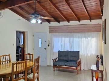 CASA 4 AMB.  EN VENTA CON JARDÍN Y COCHERA