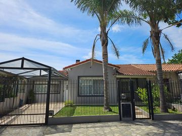 CASA 4 AMB.  EN VENTA CON JARDÍN Y COCHERA