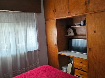 CASA 4 AMB.  EN VENTA CON JARDÍN Y COCHERA