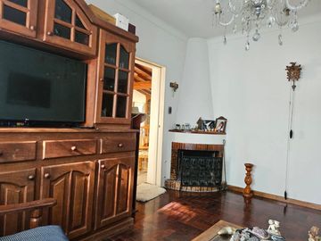 CASA 4 AMB.  EN VENTA CON JARDÍN Y COCHERA