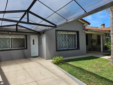 CASA 4 AMB.  EN VENTA CON JARDÍN Y COCHERA