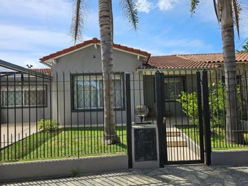 CASA 4 AMB.  EN VENTA CON JARDÍN Y COCHERA