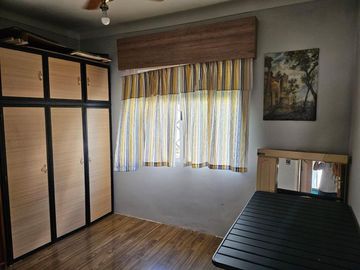 CASA 4 AMB.  EN VENTA CON JARDÍN Y COCHERA