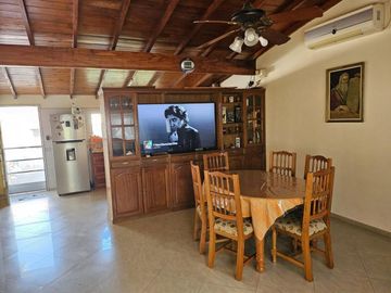CASA 4 AMB.  EN VENTA CON JARDÍN Y COCHERA