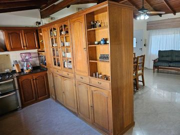 CASA 4 AMB.  EN VENTA CON JARDÍN Y COCHERA