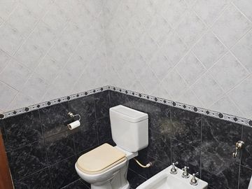 CASA 4 AMB.  EN VENTA CON JARDÍN Y COCHERA