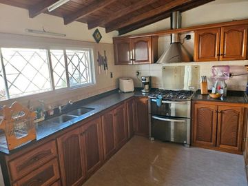 CASA 4 AMB.  EN VENTA CON JARDÍN Y COCHERA