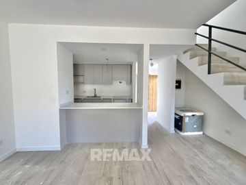 VENTA CASA DUPLEX, 3 DORM, C/JARDIN. PILAR