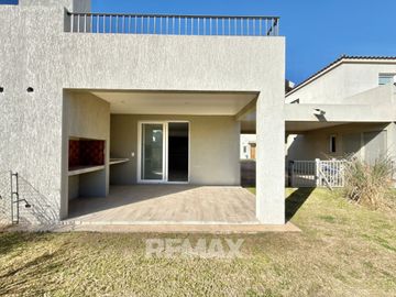 VENTA CASA DUPLEX, 3 DORM, C/JARDIN. PILAR