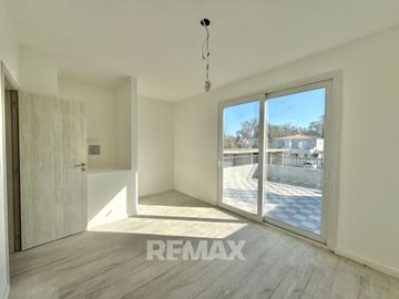 VENTA CASA DUPLEX, 3 DORM, C/JARDIN. PILAR