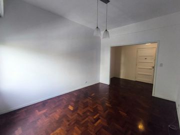 Departamento de 3 amb, tipo PH, 2do por escalera.