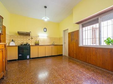 VENTA DOS CASAS EN PLENO CENTRO DE VALENTIN ALSINA