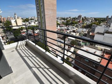 Venta monoambiente amoblado con balcón al frente.