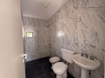 VENTA DÚPLEX 3 DORM CON PATIO Y COCHERA SALDAN