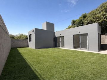 VENTA DÚPLEX 3 DORM CON PATIO Y COCHERA SALDAN