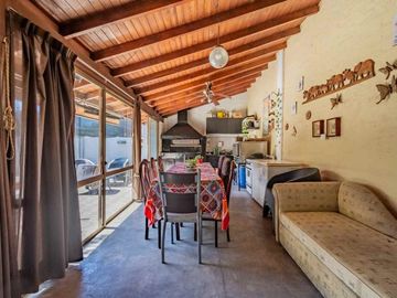 Venta Chalet con quincho y cochera en Loma Hermosa