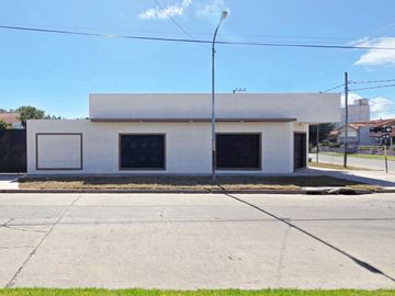 VENTA LOCAL COMERCIAL CON PLAYON Y GARAGE