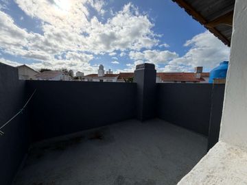 VENTA CASA EN BLOCK 5 AMBIENTES Y 2 DEPARTAMENTOS