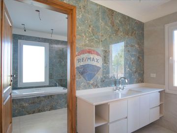 VENTA SAN SEBASTIAN CASA 6 AMBIENTES SALIDA LAGUNA