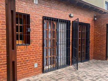 Venta Casa 3 Dormitorios. Parque - Pileta. Cochera