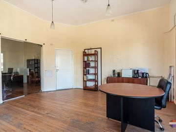 VENTA OFICINA EN ESQUINA SAN NICOLAS